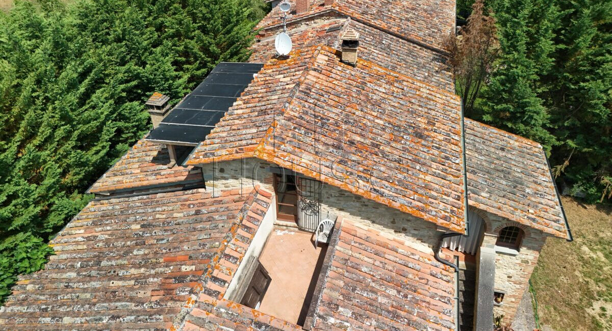 Casolare rustico ristrutturato con piscina e vista panoramica