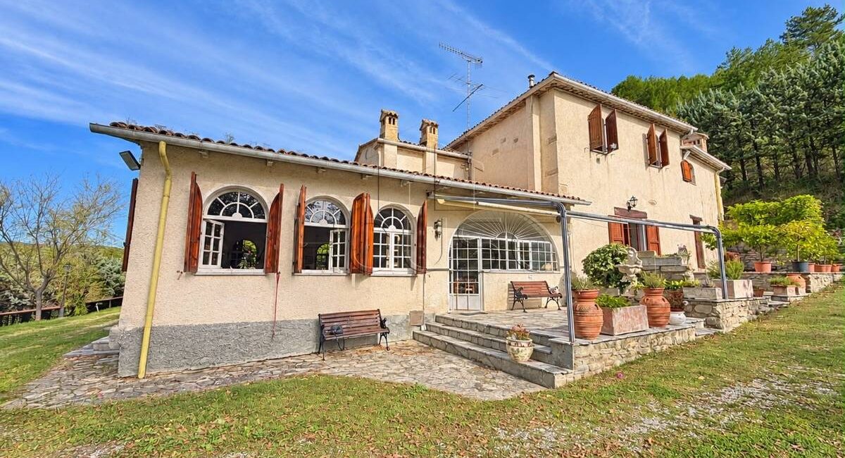 Casolare in vendita con 22 ettari di terreno – Città di Castello loc. Le Guardie