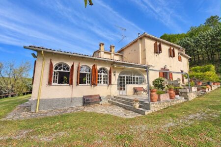 Casolare in vendita con 22 ettari di terreno – Città di Castello loc. Le Guardie